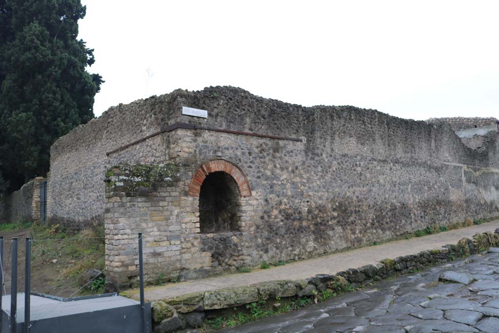 Pompeii II.4.7a. December 2018. 
Street shrine on north-east corner of II.4. Looking west along Via dell’Abbondanza from Vicolo dell’ Anfiteatro. Photo courtesy of Aude Durand.
