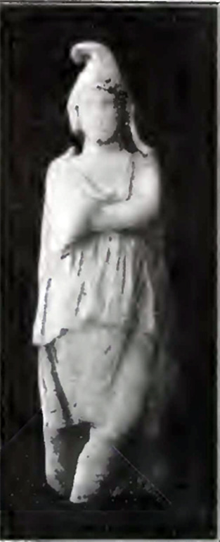 Vicolo del Menandro. May 1915. Mutilated marble statuette 
Statuetta mutila, di marmo.
See/Vedi Notizie degli Scavi di Antichità, 1915, p. 288-9, fig. 5.
