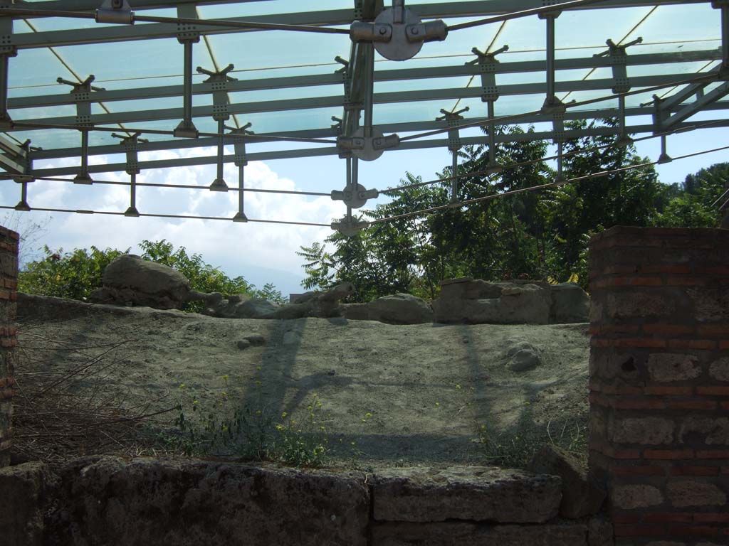 I.22.1 Pompeii. September 2005. Lapilli behind entrance, at a height of approximately 2.50 metres from the ancient floor level.