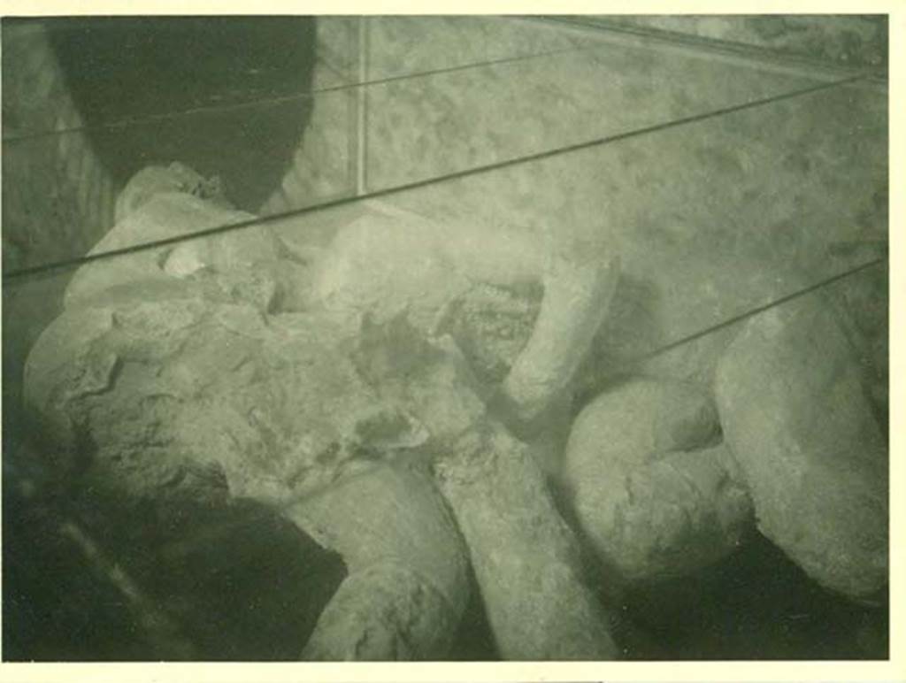 I.6.2 Pompeii. 1914. Plaster-cast of sole of an ancient shoe on third victim, number 23, a young man.
According to Spinazzola this was in the costume of the 1st century of the Empire.
See Notizie degli Scavi di Antichità, 1914, p. 367-8, fig. 3.

