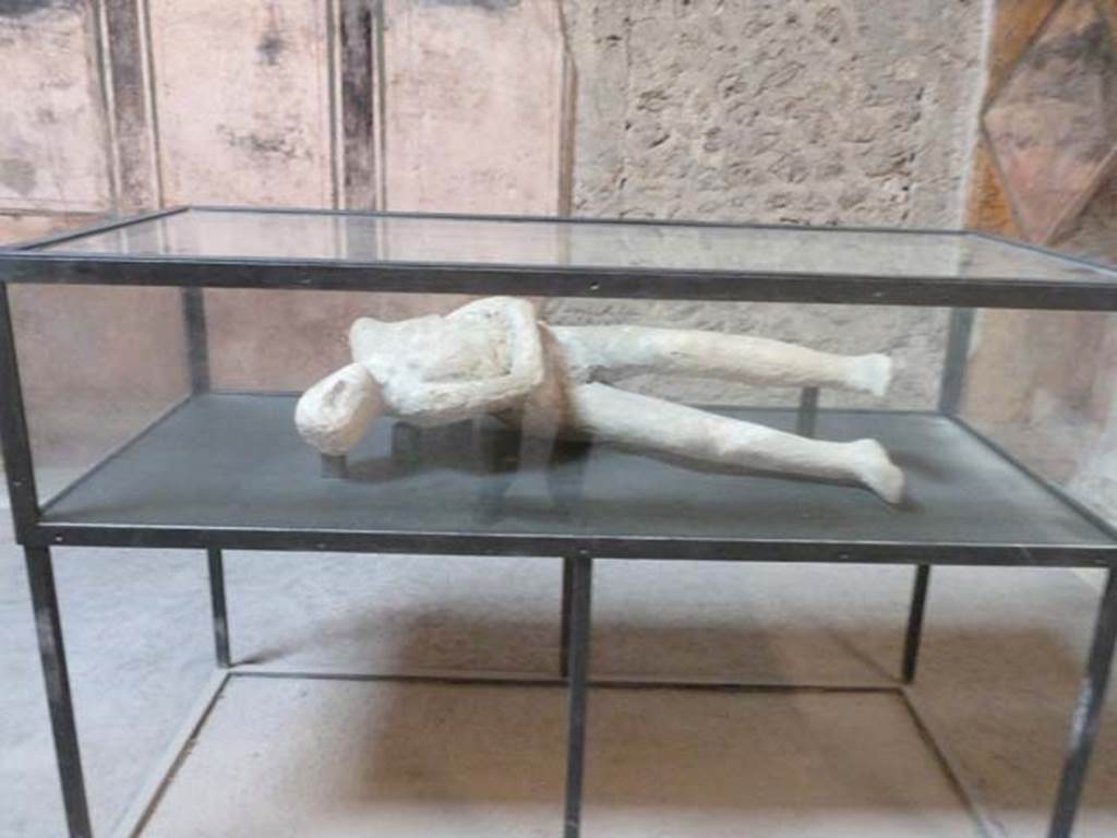 Villa of Mysteries, Pompeii. September 2015. Victim 26. Body-cast originally found in room 32, here on display in the north-east corner of the atrium.