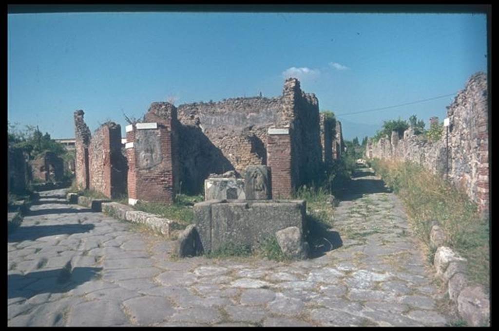 Fountain outside VI.3.20 Pompeii, at junction of Via Consolare and Vicolo di Modesto.
Photographed 1970-79 by Gnther Einhorn, picture courtesy of his son Ralf Einhorn.
