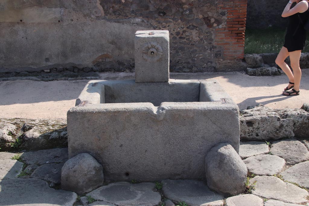 Fountain at IX.8.1, Pompeii. October 2023. Looking south on Via di Nola. Photo courtesy of Klaus Heese. 