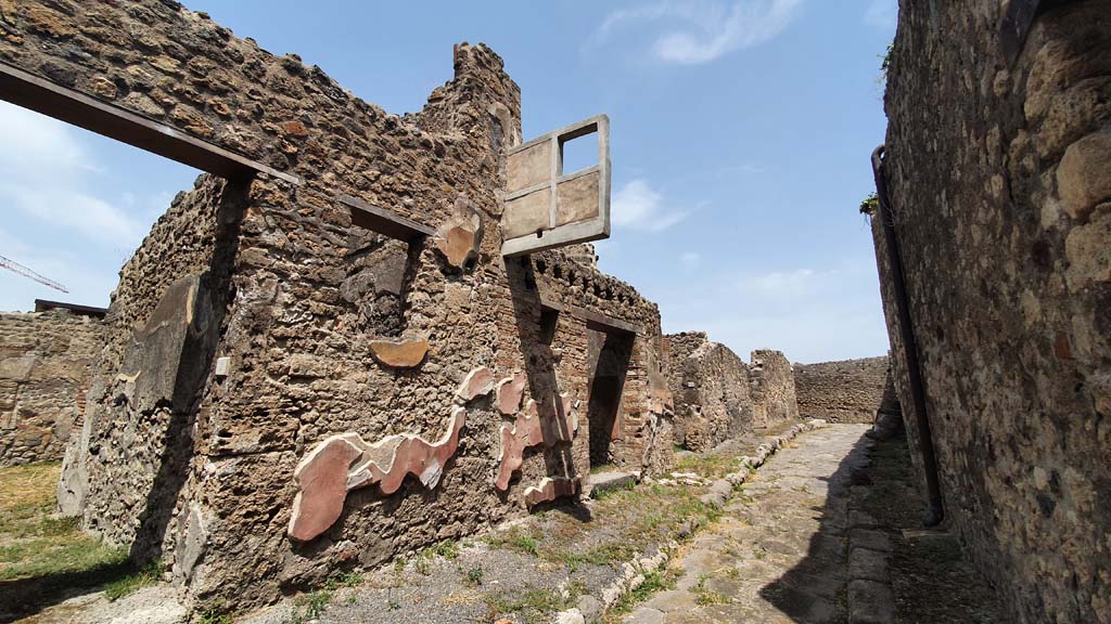 VII.15.4, on left, and VII.15.5, in centre. August 2021. Looking east along north side of Vicolo del Gallo.
Foto Annette Haug, ERC Grant 681269 DÉCOR.
