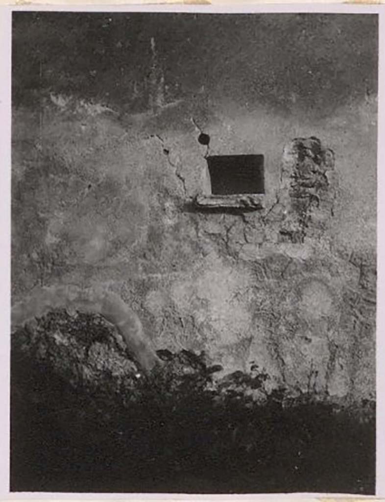 IX.2.16 Pompeii. Pre-1943. North wall of pseudo-peristyle, with niche.
According to Warscher – 
this rectangular niche with projecting floor was in the north wall (height 0.22, x width 0.34, depth 0.25, and height above the floor 1.40).
See Warscher, T. Codex Topographicus Pompeianus, IX.2. (1943), Swedish Institute, Rome. (no.82.), p. 164.
