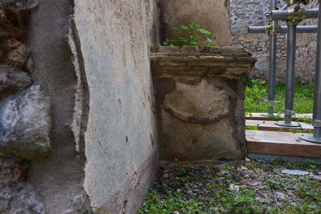 IX.5.2 Pompeii. March 2017. Corridor ‘w’, looking south towards household shrine with altar in kitchen area.
Foto Christian Beck, ERC Grant 681269 DÉCOR.

