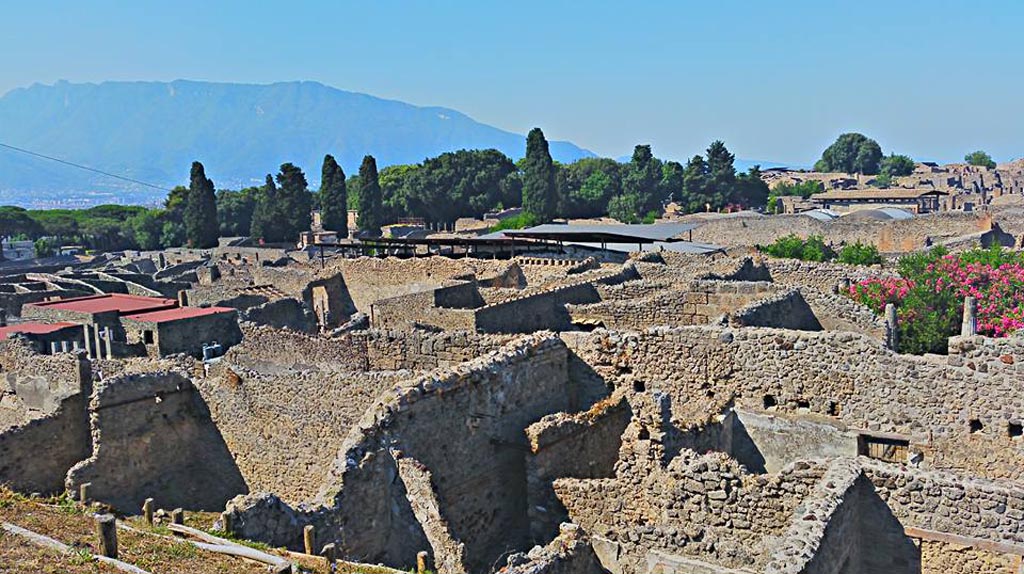 IX.7.14/15/16 Pompeii. 2015/2016. 
Looking south-west from Casina dell’Aquila towards east side of Vicolo di Tesmo, in lower photo. 
The garden area is on the left of the photo, between entrances at IX.7.14 and IX.7.15.
The rooms on the right are part of IX.7.16.  Photo courtesy of Giuseppe Ciaramella.

