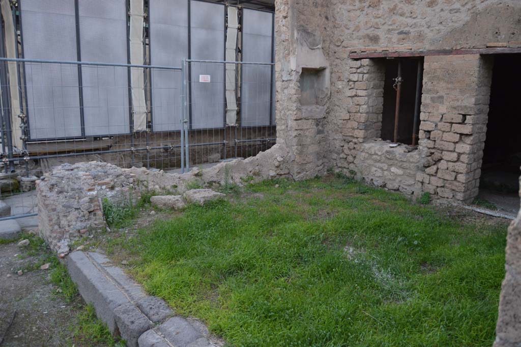 III.4.1 Pompeii. October 2017. Looking towards niche in north-west corner, and remains of west wall of workshop.
Foto Taylor Lauritsen, ERC Grant 681269 DÉCOR.
