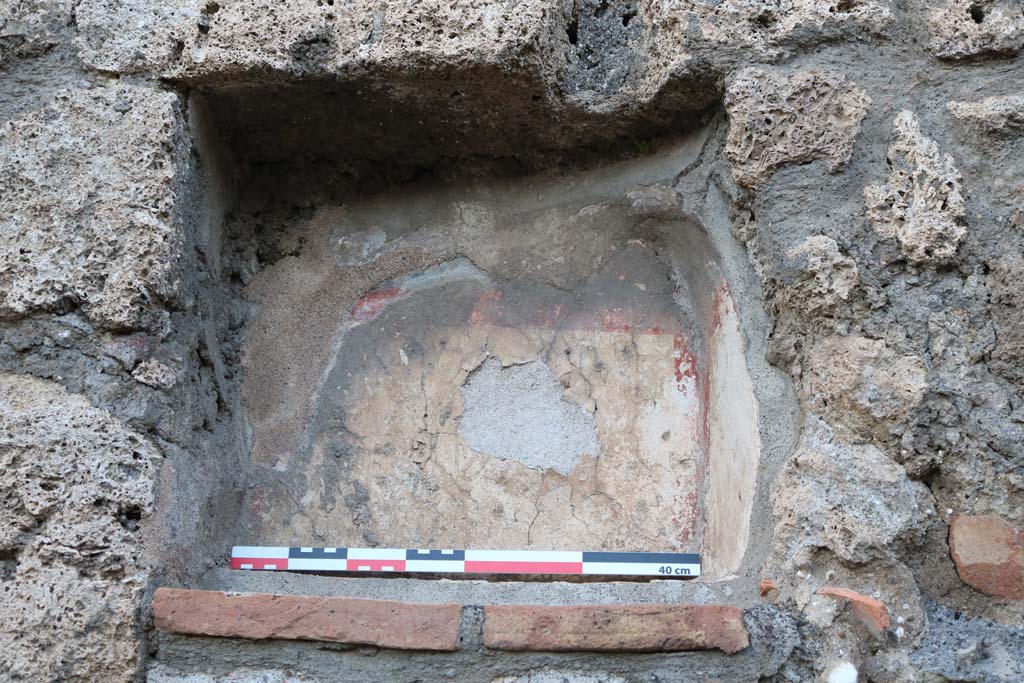 V.2.14 Pompeii. December 2018. Detail of niche Lararium in north wall of shop. Photo courtesy of Aude Durand.