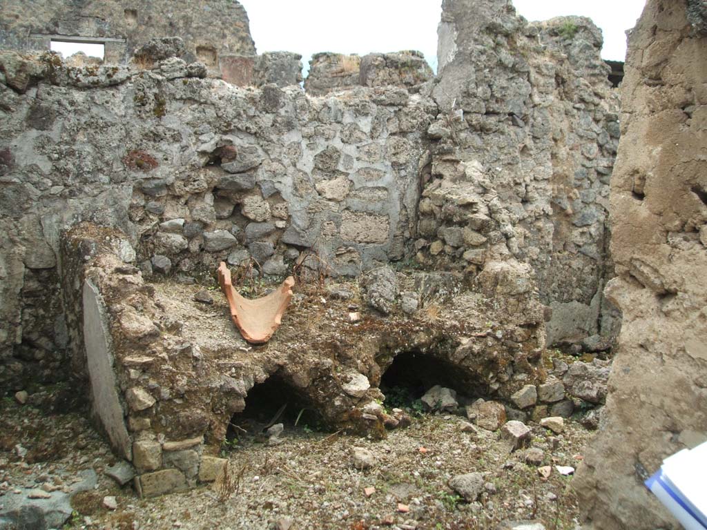 V.3.10 Pompeii. May 2005. Hearth in kitchen.