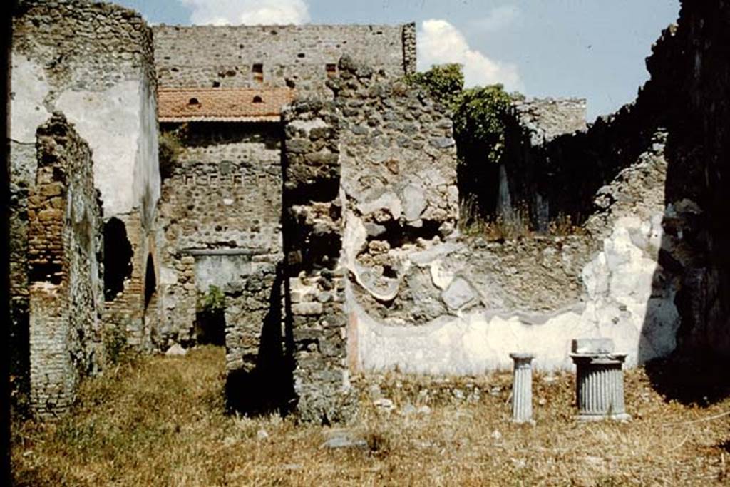 V.4.1 Pompeii. 1961. Looking north. The site of the small garden is on east side of atrium, on right.  Photo by Stanley A. Jashemski.
Source: The Wilhelmina and Stanley A. Jashemski archive in the University of Maryland Library, Special Collections (See collection page) and made available under the Creative Commons Attribution-Non Commercial License v.4. See Licence and use details.
J61f0832
