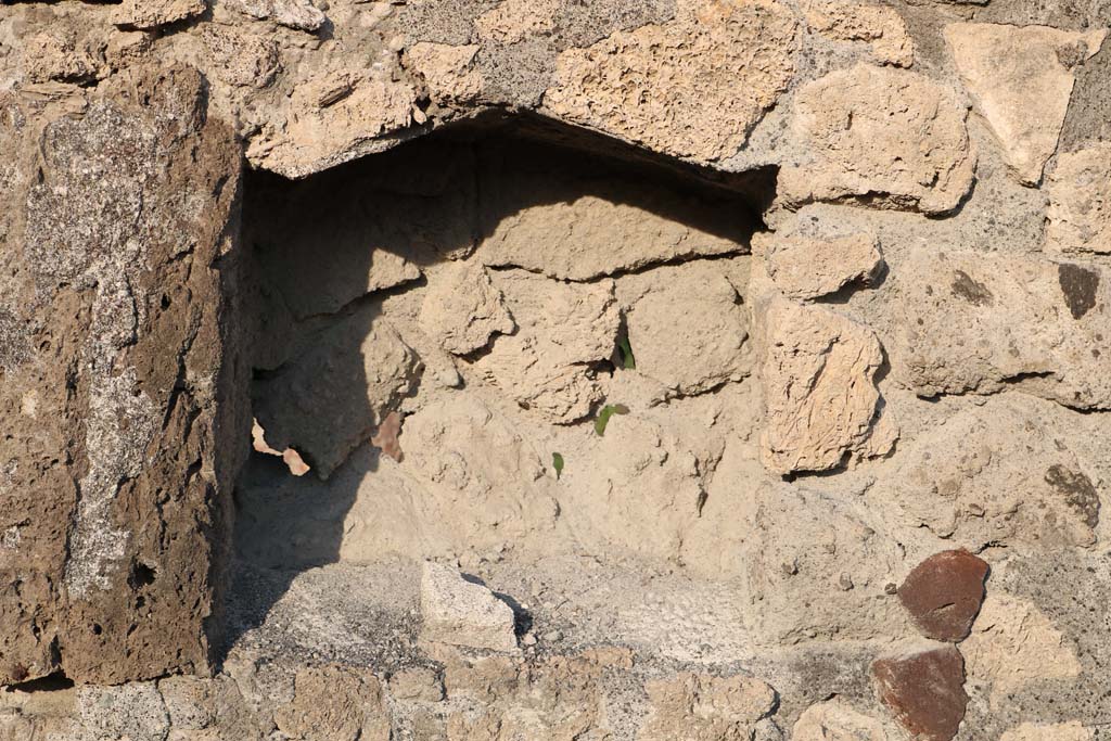 VI.5.5 Pompeii. December 2018. Detail of niche in east wall of atrium. Photo courtesy of Aude Durand.