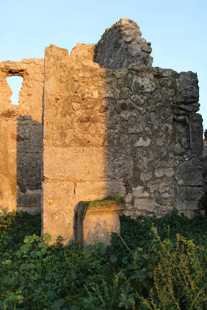 VI.11.19 Pompeii. December 2018. Household altar near east wall of atrium. Photo courtesy of Aude Durand.
61102.19 IMG_9907 Aude Durand.
