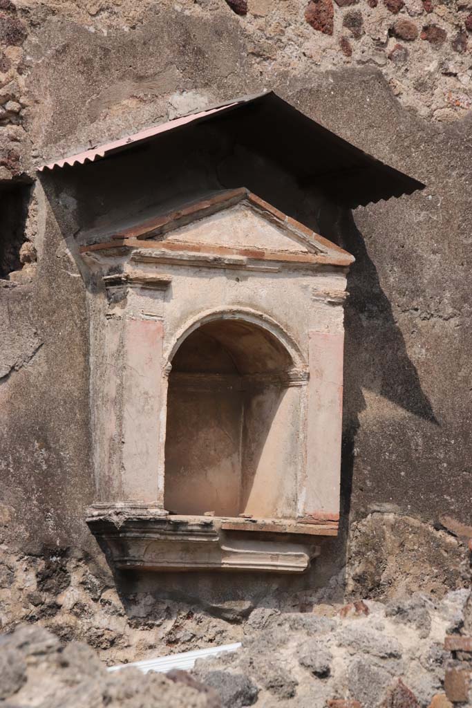 VI.12.2 Pompeii. September 2021. 
Looking towards north wall of Kitchen, arched niche lararium with aedicula façade.
Photo courtesy of Klaus Heese
