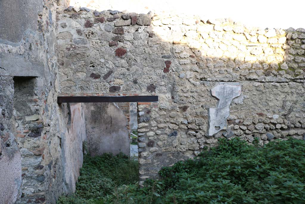 VI.15.11 Pompeii. December 2018. Looking east through doorway into shop-room. Photo courtesy of Aude Durand.