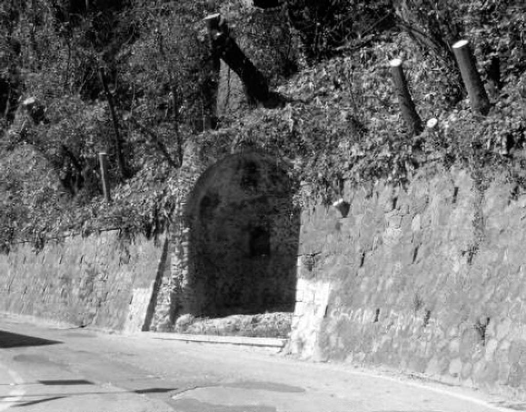Hotel Diomede. August 2020. A solitary volcanic stone niche is all that remains on the Via Villa dei Misteri by the entrance/exit to the Napoli-Pompei Autostrada.