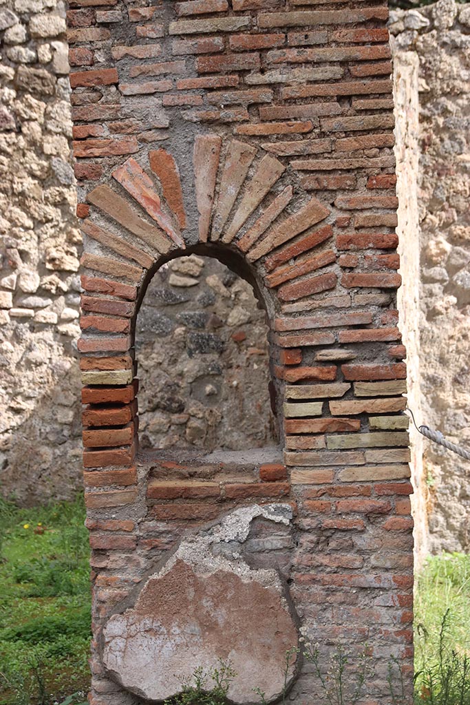 I.1.2 Pompeii, October 2024. 
Window/niche in pilaster between two rear rooms, looking east. Photo courtesy of Klaus Heese.
