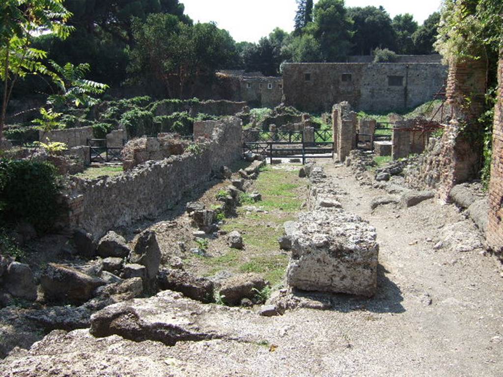 I.1.8 and I.1.9, on left, Pompeii. September 2005.  Vicolo del Conciapelle looking west.   I.2, on right.