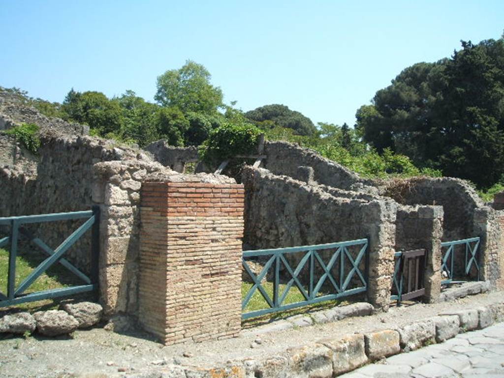 I.2.4 Pompeii. May 2005. Via Stabiana, entrances on the east side. I.2.4 is in the centre of the photo.