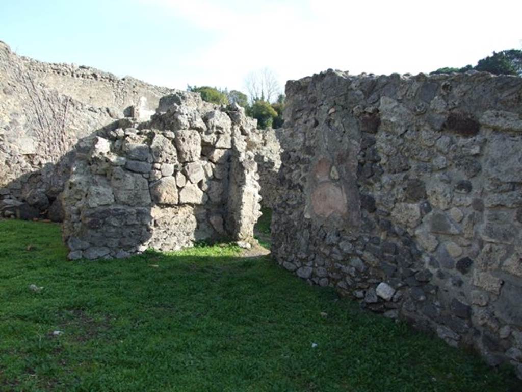 I.2.7 Pompeii.  December 2007. South wall.  
According to Fiorelli, graffiti was found on the right wall near a large window which lit the rear room.  
Neither are now visible.  The graffiti, which probably gave the name of the patron, read

HIRTIA PSACAS C HOSTILIO
                    CONIUGI  SUO
CONOTI  MANUDUCTORI  IIT
CLIIMIINTI MONITORI FRATRI
IIT  DIODOTII  SORORI  IIT  FORTUNA
TO  FRATRI  IIT  CIILIIRI  SUIS
SALUTIIM  SIIMPIIR  UBIQUII
PLURIMA IIT PRIMIGIINIAII
SUAII  SALUTIIM.

See Pappalardo, U., 2001. La Descrizione di Pompei per Giuseppe Fiorelli (1875). Napoli: Massa Editore. (p.35).
