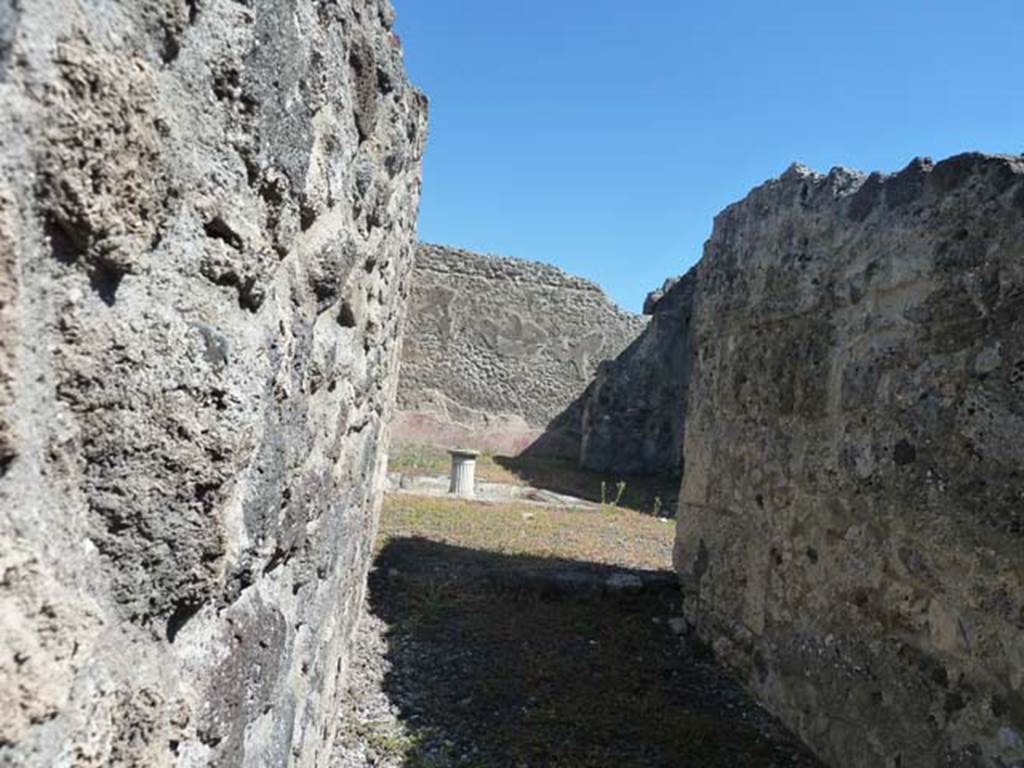 I.2.10 Pompeii. September 2015. Looking east across south side of atrium from entrance doorway.