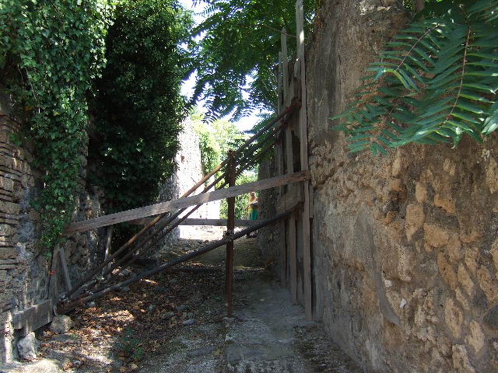 I.3 Pompeii. September 2005. Unnamed vicolo looking east towards entrance.