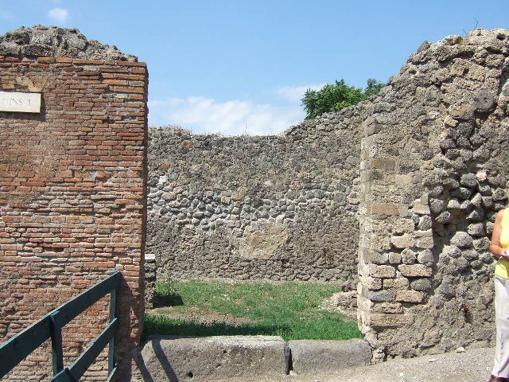 I.2.32 Pompeii. September 2005.  Entrance.
According to Fiorelli there were various painted graffiti on the plaster on the outside wall at the side of the doorway. Three of them were –
1) poLYBIVM      2) POPIDIVM. RVFVM.AED             3) POPIDIUM Rufum….         
                              .....…ROGANT
See Pappalardo, U., 2001. La Descrizione di Pompei per Giuseppe Fiorelli (1875). Napoli: Massa Editore. (p.33)

