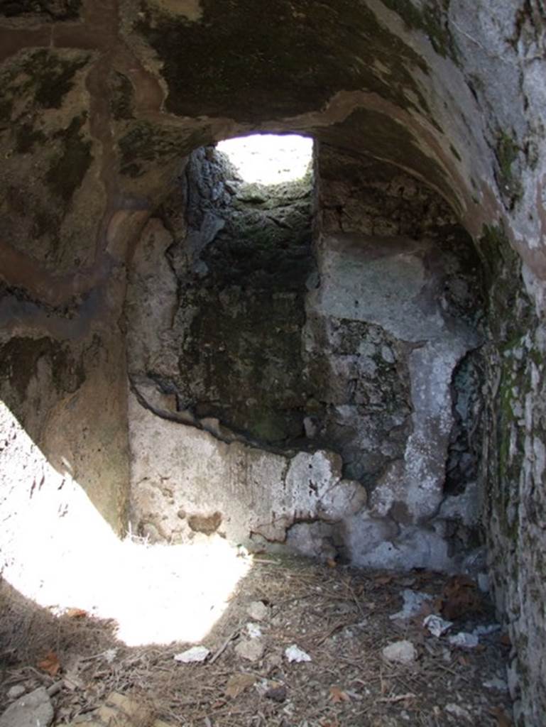 I.3.31 Pompeii. March 2009. Looking east in room with vent, below west portico.