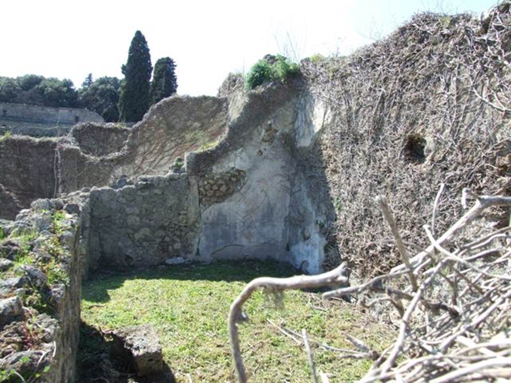 1.3.3 Pompeii.  March 2009.  Triclinium on East end of north side of peristyle. Looking west.