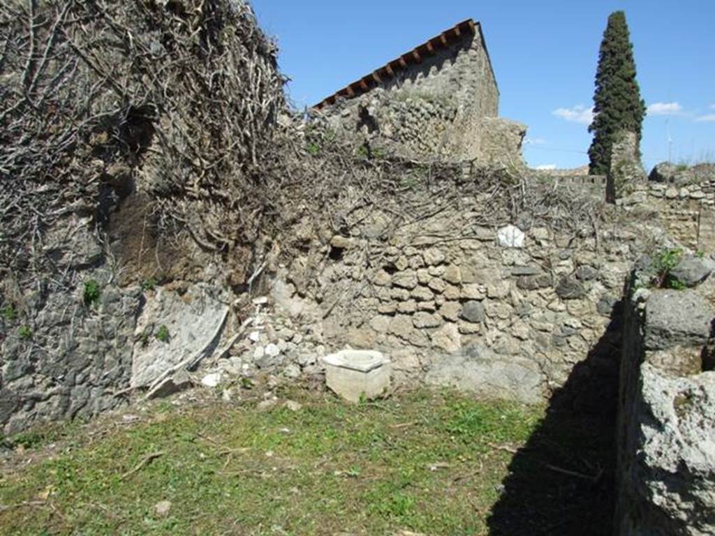 1.3.3 Pompeii.  March 2009.  Triclinium on East end of north side of Peristyle area.  East wall.