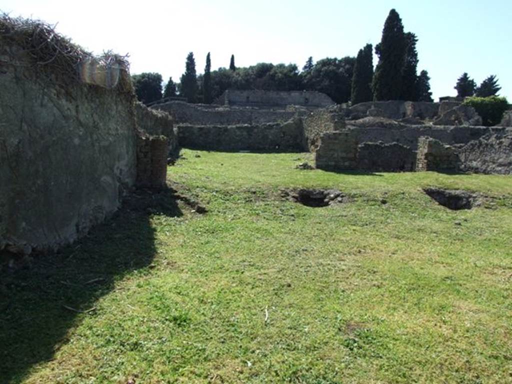 1.3.3 Pompeii. March 2009. Looking west across south side of peristyle area, towards large exedra or triclinium in south-west corner.

