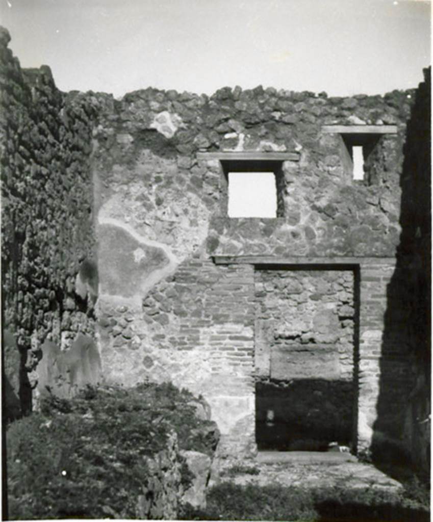 I.3.16 Pompeii. 1935 photograph taken by Tatiana Warscher. Looking north from the interior towards the entrance doorway and the windows above.
See Warscher, T, 1935: Codex Topographicus Pompejanus, Regio I, 3: (no.33), Rome, DAIR, whose copyright it remains.  
