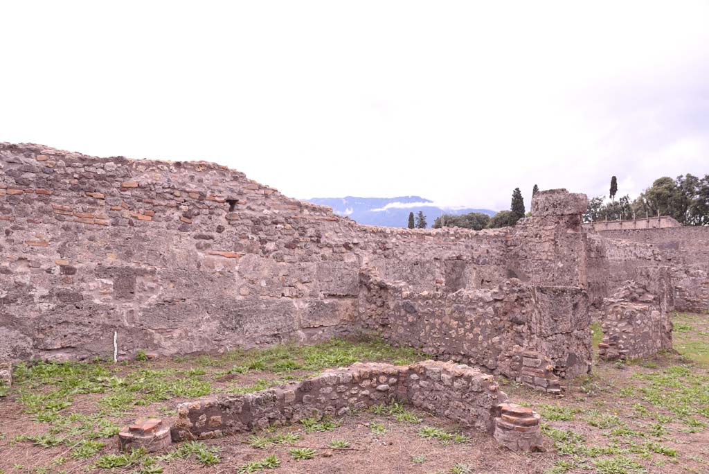 I.4.2 Pompeii. October 2019. Looking south-west across garden area, towards room (cubiculum or oecus) at side of tablinum, on right.
Foto Tobias Busen, ERC Grant 681269 DCOR.
