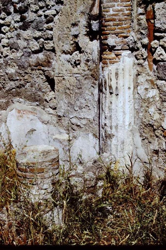 I.4.2 Pompeii. 1971. North end of pseudo-peristyle, showing engaged column with graffiti.  Photo by Stanley A. Jashemski.
Source: The Wilhelmina and Stanley A. Jashemski archive in the University of Maryland Library, Special Collections (See collection page) and made available under the Creative Commons Attribution-Non Commercial License v.4. See Licence and use details. J71f0152 
