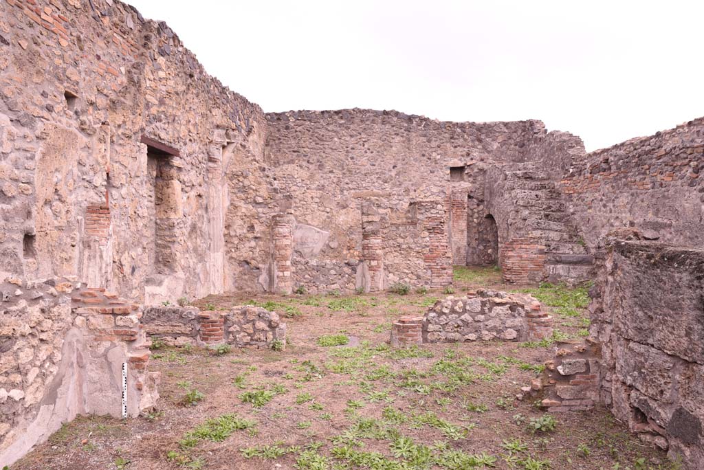 I.4.2 Pompeii. October 2019. Looking east across tablinum, lower, towards garden and windowed triclinium, at rear.
Foto Tobias Busen, ERC Grant 681269 DCOR.
