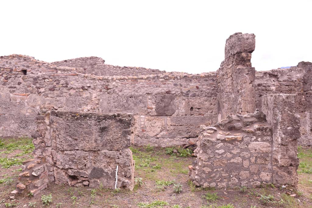 I.4.2 Pompeii. October 2019. Looking towards south wall of tablinum, with doorway into cubiculum or oecus.
Foto Tobias Busen, ERC Grant 681269 DCOR.

