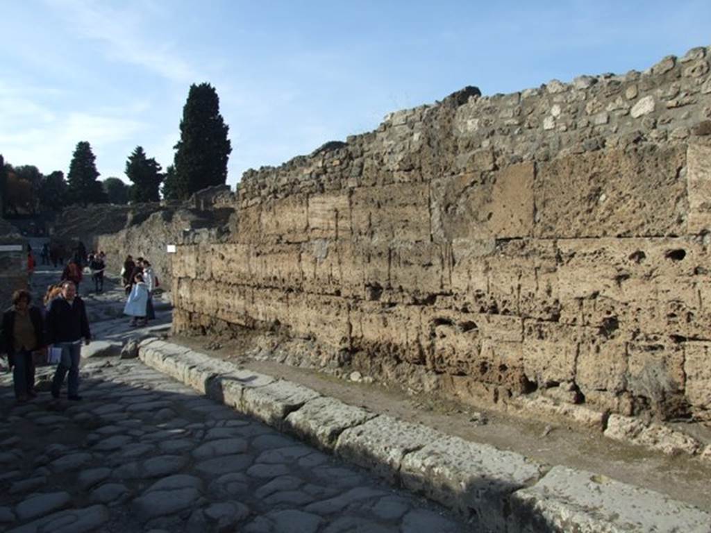 I.4.2 Pompeii. December 2007. Exterior of south wall on Vicolo del Menandro looking west.