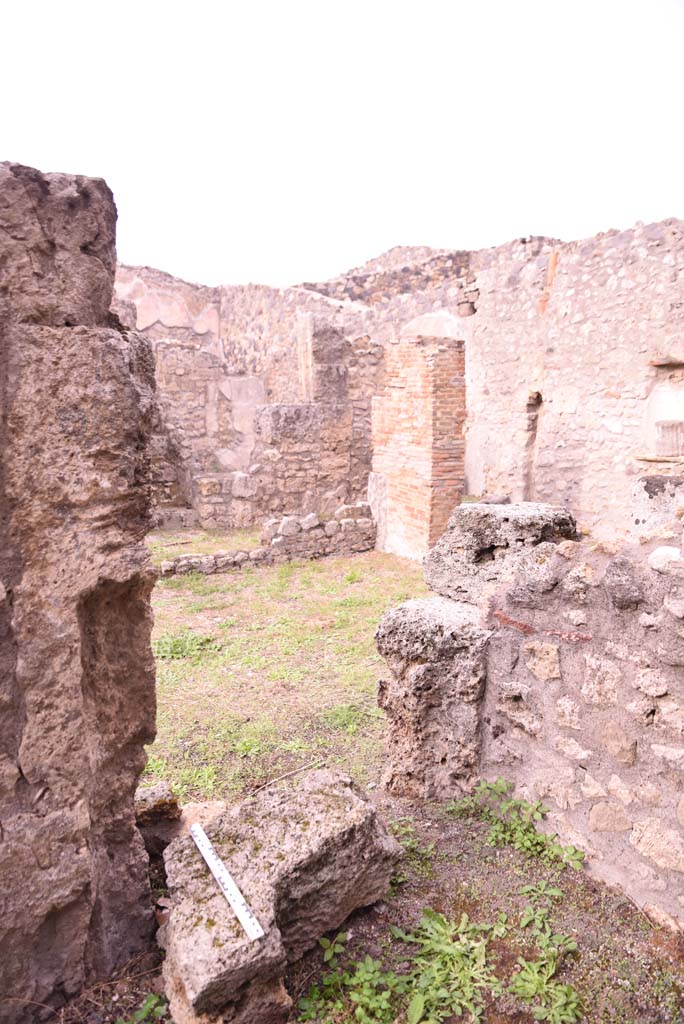 I.4.9 Pompeii. October 2019. Room g, looking north-east across tablinum.
Foto Tobias Busen, ERC Grant 681269 DCOR.
