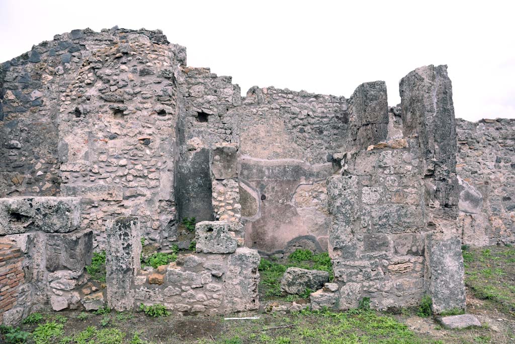 I.4.9 Pompeii. October 2019. Tablinum h, looking south towards room o, on left, and room g, centre right.
Foto Tobias Busen, ERC Grant 681269 DCOR.
