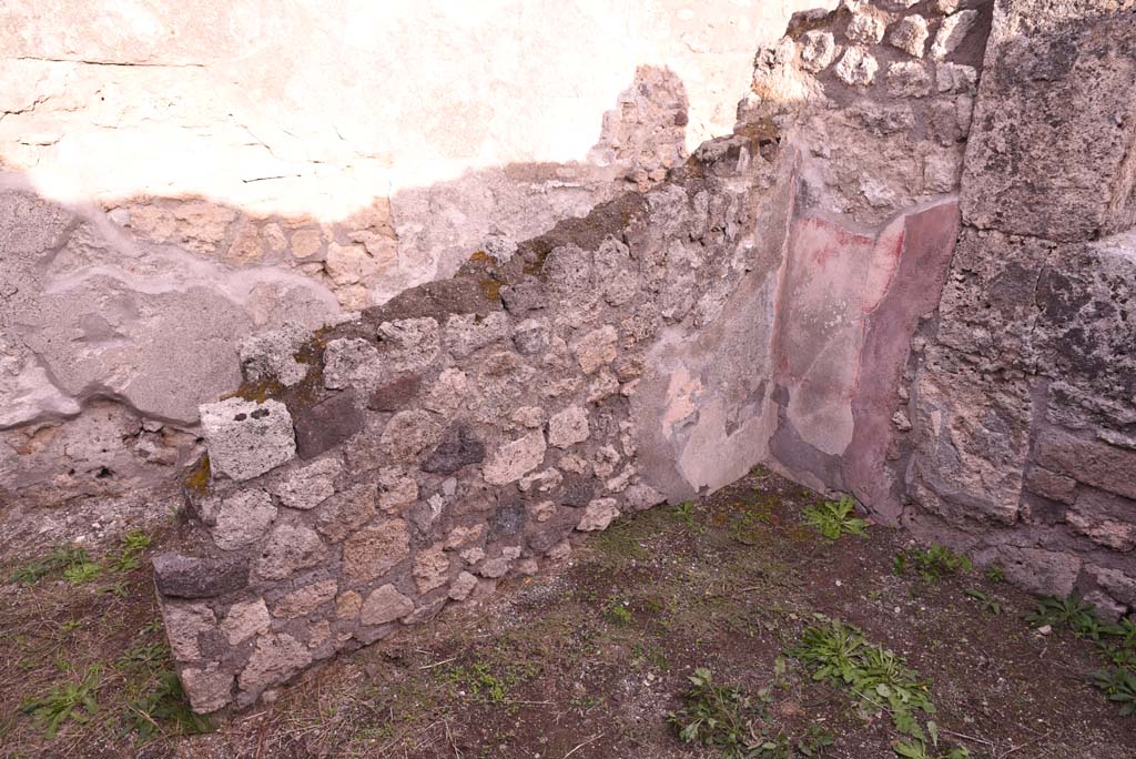 I.4.9 Pompeii. October 2019. Room I (L), east wall with doorway into room k.
Foto Tobias Busen, ERC Grant 681269 DCOR.
