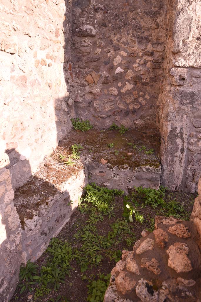 I.4.9 Pompeii. October 2019. Room o, kitchen, hearth/bench in south-east corner.
Foto Tobias Busen, ERC Grant 681269 DCOR.
