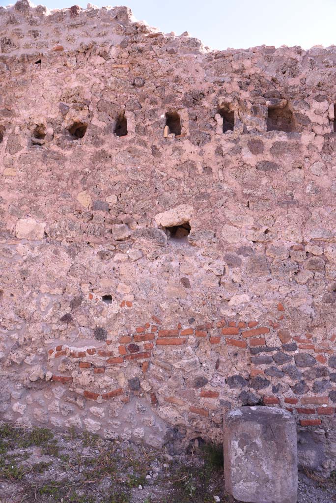 I.4.12 Pompeii. October 2019. Room f, detail from east wall towards the north end of the centre.
Foto Tobias Busen, ERC Grant 681269 DCOR.
