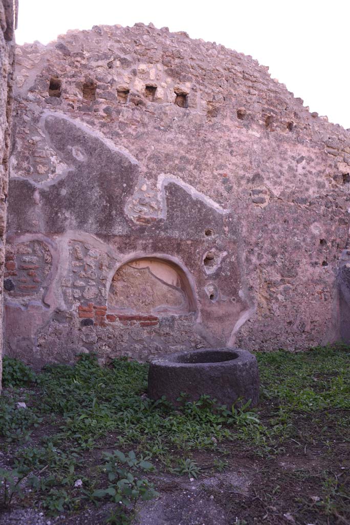 I.4.12 Pompeii. October 2019. Room d, looking towards south wall with arched niche/recess.
Foto Tobias Busen, ERC Grant 681269 DCOR.
