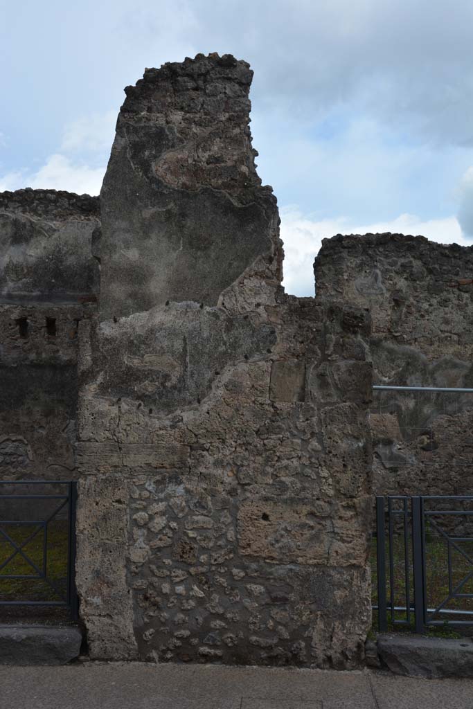 I.4.17 Pompeii. May 2019. 
Looking south to pilaster between I.4.18, on left, and I.4.17, on right.
Foto Tobias Busen, ERC Grant 681269 DÉCOR.
