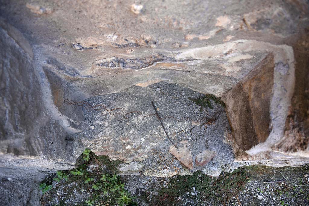 I.4.25/1.4.5 Pompeii. October 2019. Cubiculum 8, looking down onto remaining stucco in recess/niche.
Foto Tobias Busen, ERC Grant 681269 DCOR.
