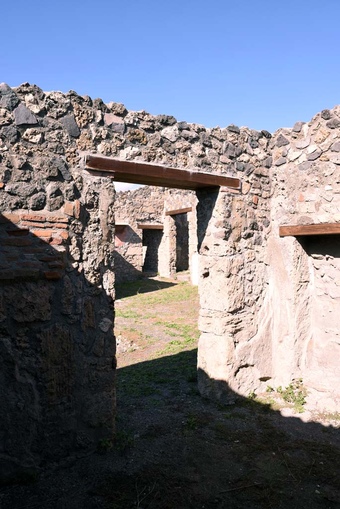 I.4.25/1.4.5 Pompeii. October 2019. 
Cubiculum 8, looking towards north wall with doorway to atrium 6 in north-east corner.
Foto Tobias Busen, ERC Grant 681269 DCOR.
