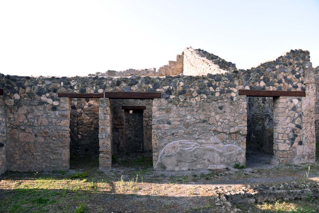 I.4.25/I.4.5 Pompeii. October 2019. Atrium 6, looking towards doorways to rooms 9, 10 and 11 on north side of atrium.
Foto Tobias Busen, ERC Grant 681269 DCOR.
