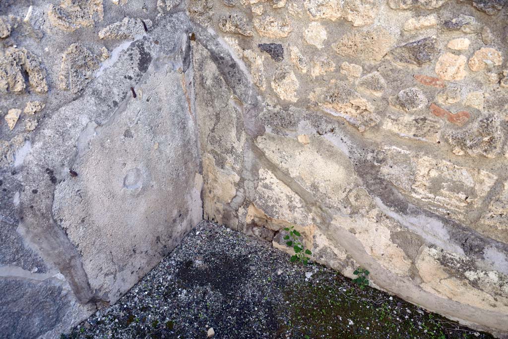 I.4.25/1.4.5 Pompeii. October 2019. Cubiculum 10, detail from south-east corner.
Foto Tobias Busen, ERC Grant 681269 DCOR.
