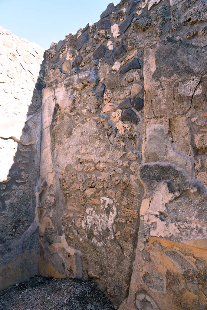 I.4.25/1.4.5 Pompeii. October 2019. Cubiculum 11, looking towards north end of east wall. 
Foto Tobias Busen, ERC Grant 681269 DCOR.

