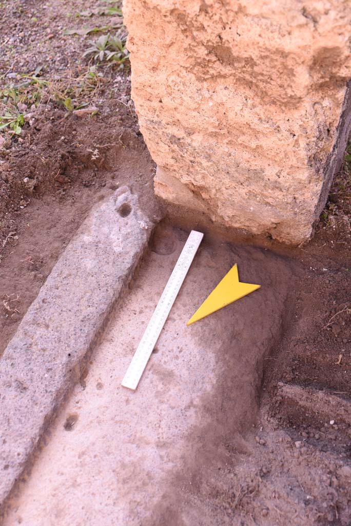 I.4.25 Pompeii. October 2019. Room 50, doorway threshold, detail from south end.
Foto Tobias Busen, ERC Grant 681269 DCOR
